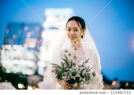 Tokyo Station at night and the bride 115461552