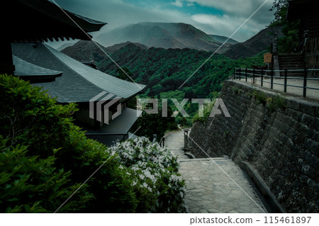 從立石寺眺望雲霧繚繞的寶珠山 115461897