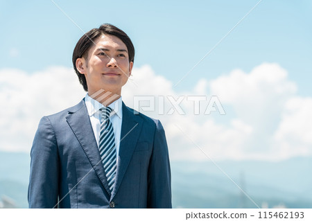 Smiling young Asian businessman standing against the blue sky (job change, job hunting, job hunting) Smiling young Asian businessman standing against the blue sky (job change, job hunting, job hunting) 115462193