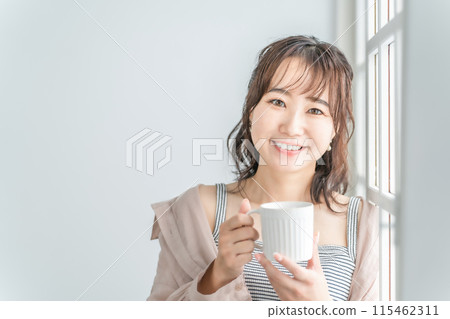 亞洲女性飲用水、熱水、礦泉水(水合作用) 亞洲女性飲用水、熱水、礦泉水(水合作用) 115462311