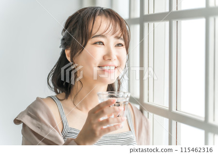 亞洲女性飲用水、熱水、礦泉水（水合作用） 115462316