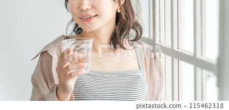 亞洲女性飲用水、熱水、礦泉水（水合作用） 115462318