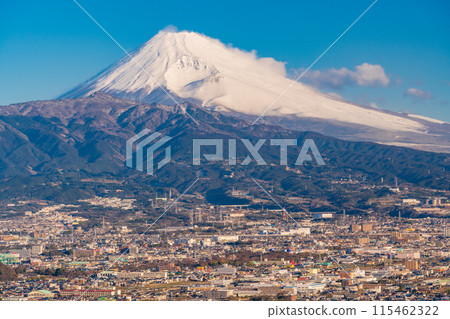 (Shizuoka Prefecture) The morning sun shines through the streets of eastern Shizuoka Prefecture and Mount Fuji (Shizuoka Prefecture) The morning sun shines through the streets of eastern Shizuoka Prefecture and Mount Fuji 115462322