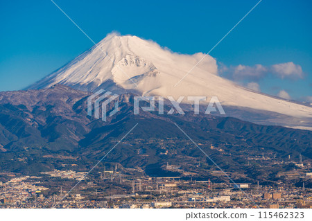 (Shizuoka Prefecture) The morning sun shines through the streets of eastern Shizuoka Prefecture and Mount Fuji (Shizuoka Prefecture) The morning sun shines through the streets of eastern Shizuoka Prefecture and Mount Fuji 115462323
