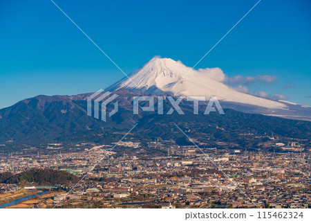 （靜岡縣）靜岡縣東部的街景和朝陽下的富士山 115462324