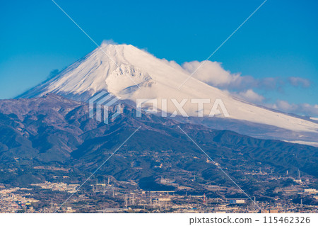 (Shizuoka Prefecture) The morning sun shines through the streets of eastern Shizuoka Prefecture and Mount Fuji 115462326