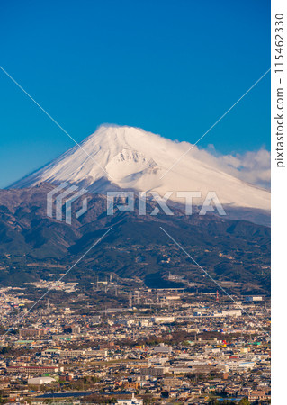 (Shizuoka Prefecture) The morning sun shines through the streets of eastern Shizuoka Prefecture and Mount Fuji 115462330
