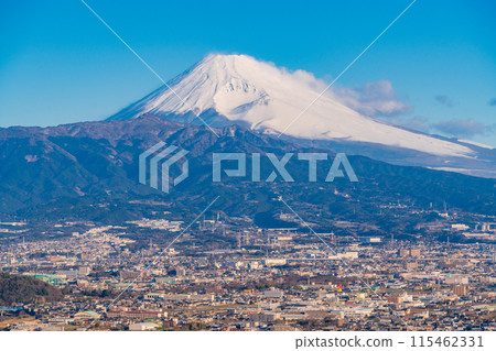 (Shizuoka Prefecture) The morning sun shines through the streets of eastern Shizuoka Prefecture and Mount Fuji 115462331