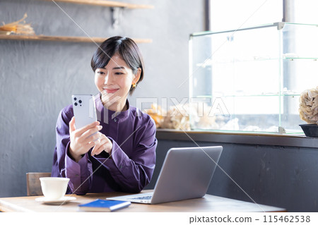 一位女士在咖啡館看電腦 115462538