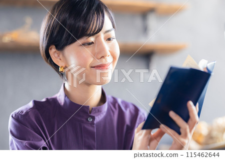 在咖啡館看書的女人 在咖啡館看書的女人 115462644