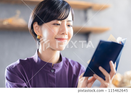在咖啡館看書的女人 在咖啡館看書的女人 115462645