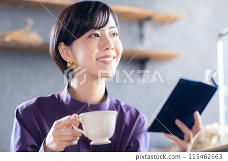 在咖啡館看書的女人 在咖啡館看書的女人 115462663