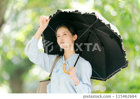 被強烈陽光照射而顯得心煩意亂的女人 115462664