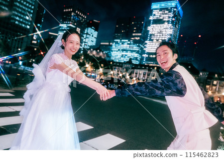 晚上,一對夫婦在東京車站拍攝婚紗照 晚上,一對夫婦在東京車站拍攝婚紗照 115462823