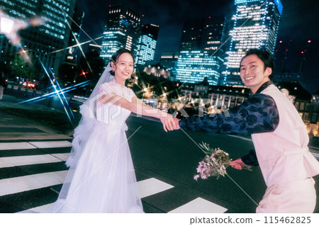 晚上,一對夫婦在東京車站拍攝婚紗照 晚上,一對夫婦在東京車站拍攝婚紗照 115462825