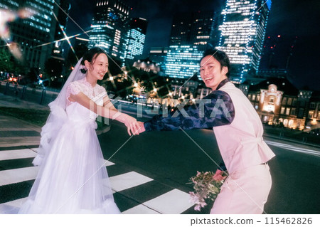晚上,一對夫婦在東京車站拍攝婚紗照 晚上,一對夫婦在東京車站拍攝婚紗照 115462826