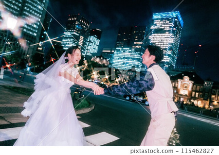 晚上，一對夫婦在東京車站拍攝婚紗照 115462827