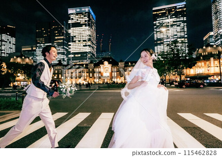 晚上，一對夫婦在東京車站拍攝婚紗照 115462828