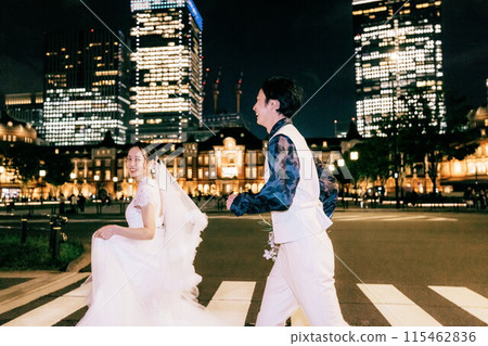 A couple enjoying a photo wedding at Tokyo Station at night 115462836