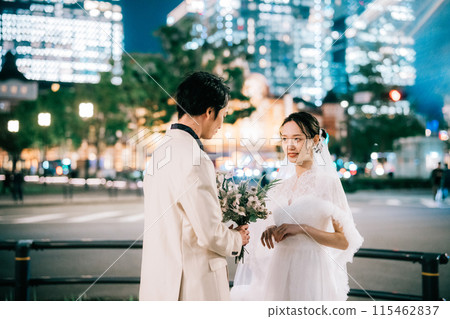 A couple enjoying a photo wedding at Tokyo Station at night 115462837