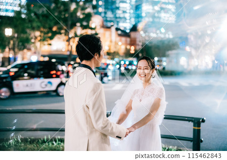 A couple enjoying a photo wedding at Tokyo Station at night 115462843