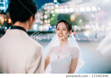 A couple enjoying a photo wedding at Tokyo Station at night 115462846