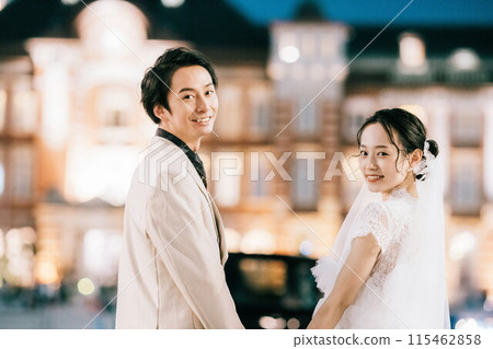 新娘和新郎在夜晚回望東京車站 115462858