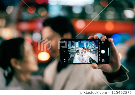 情侶在夜晚的城市拍照 115462875