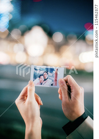 A couple taking a photo in the city at night 115462877