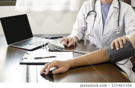 The female doctor measured blood pressure, the patient examined the heartbeat and sat down to talk about health care closely. health care concept The female doctor measured blood pressure, the patient examined the heartbeat and sat down to talk about health care closely. health care concept 115463104