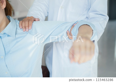 Female physiotherapists provide physical assistance to patients with shoulder injuries massaging their shoulders for muscle recovery in the rehabilitation center. Physiotherapy concepts Female physiotherapists provide physical assistance to patients with shoulder injuries massaging their shoulders for muscle recovery in the rehabilitation center. Physiotherapy concepts 115463286