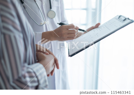 Female doctors who treat patients make an appointment to listen to the results after a physical examination and explain medical information and diagnose the disease. Medical concepts and good health Female doctors who treat patients make an appointment to listen to the results after a physical examination and explain medical information and diagnose the disease. Medical concepts and good health 115463341