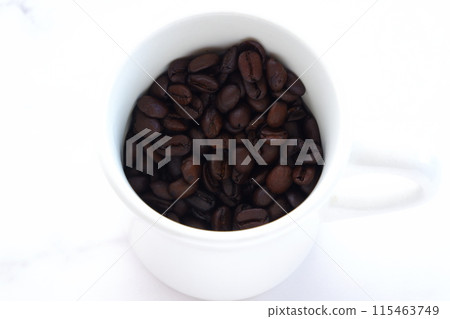 咖啡杯與深色烘焙咖啡豆 咖啡杯與深色烘焙咖啡豆 115463749
