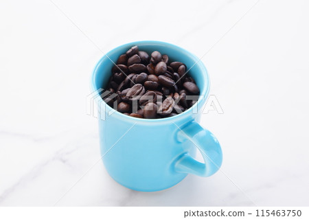 咖啡杯與深色烘焙咖啡豆 咖啡杯與深色烘焙咖啡豆 115463750