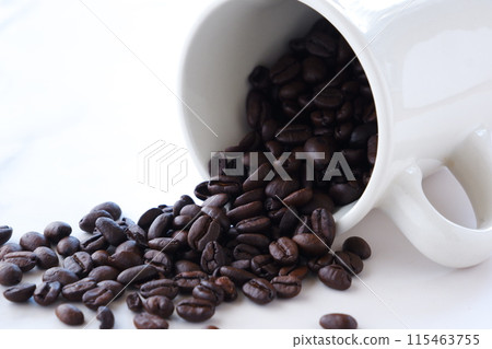 咖啡杯與深色烘焙咖啡豆 咖啡杯與深色烘焙咖啡豆 115463755