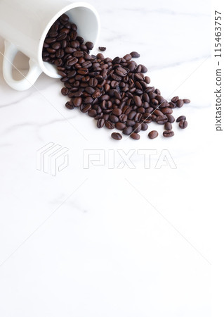 咖啡杯與深色烘焙咖啡豆 咖啡杯與深色烘焙咖啡豆 115463757