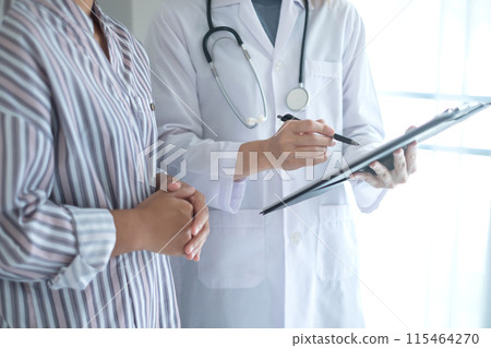 Female doctors who treat patients make an appointment to listen to the results after a physical examination and explain medical information and diagnose the disease. Medical concepts and good health 115464270