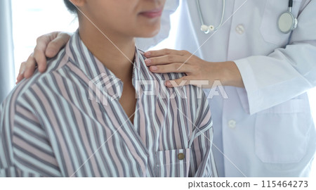 Female doctors who treat patients make an appointment to listen to the results after a physical examination and explain medical information and diagnose the disease. Medical concepts and good health Female doctors who treat patients make an appointment to listen to the results after a physical examination and explain medical information and diagnose the disease. Medical concepts and good health 115464273