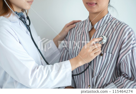 The female doctor measured blood pressure, the patient examined the heartbeat and sat down to talk about health care closely. Concept of lifestyle and good health The female doctor measured blood pressure, the patient examined the heartbeat and sat down to talk about health care closely. Concept of lifestyle and good health 115464274