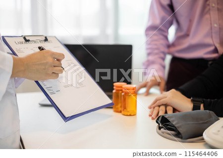 Female doctors who treat patients make an appointment to listen to the results after a physical examination and explain medical information and diagnose the disease. Medical concepts and good health Female doctors who treat patients make an appointment to listen to the results after a physical examination and explain medical information and diagnose the disease. Medical concepts and good health 115464406