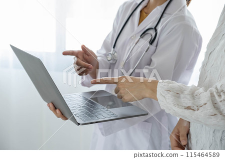 Female doctors who treat patients make an appointment to listen to the results after a physical examination and explain medical information and diagnose the disease. Medical concepts and good health Female doctors who treat patients make an appointment to listen to the results after a physical examination and explain medical information and diagnose the disease. Medical concepts and good health 115464589