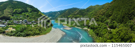 淺尾市的一座水下橋樑,呈現出美麗的仁淀藍色。高知縣大知町 淺尾市的一座水下橋樑,呈現出美麗的仁淀藍色。高知縣大知町 115465007