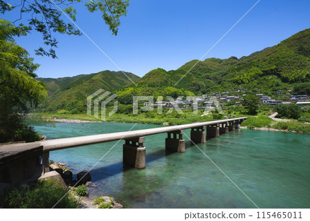 The Asao Submerged Bridge, with its beautiful Niyodo blue waters, Ochi Town, Kochi Prefecture 115465011