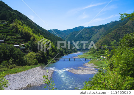 淺尾市的一座水下橋樑，呈現出美麗的仁淀藍色。高知縣大知町 115465020