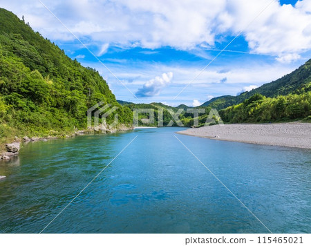 淺尾市的一座水下橋樑，呈現出美麗的仁淀藍色。高知縣大知町 115465021