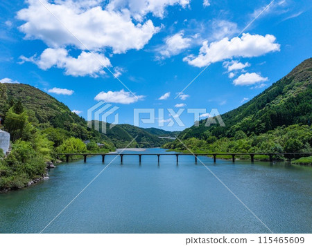 無人機航拍。初夏晴朗的日子裡的名古屋水下橋和仁淀藍。高知縣阿川郡伊野町 無人機航拍。初夏晴朗的日子裡的名古屋水下橋和仁淀藍。高知縣阿川郡伊野町 115465609