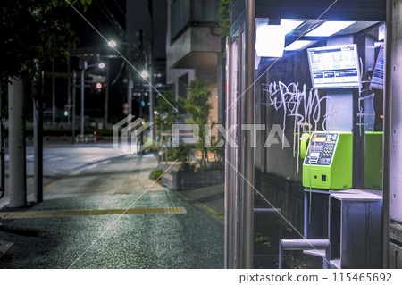 夜間塗鴉的公用電話亭 115465692