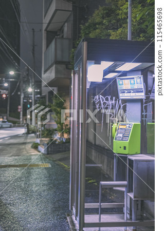 夜間塗鴉的公用電話亭 115465698