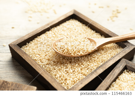 Brown rice in wooden box 115466163
