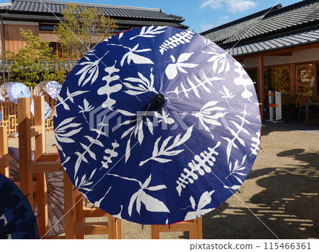 Spring event Kurashiki Haruyoi Akari: Denim-colored Japanese umbrellas (Kurashiki City, Okayama Prefecture) 115466361